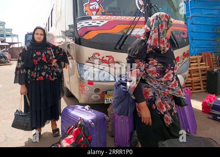 230425 -- ASSOUAN ÉGYPTE, 25 avril 2023 -- des personnes fuyant le Soudan arrivent à une gare routière à Assouan, en Égypte, le 25 avril 2023. De nombreuses personnes sont entrées en Égypte par le poste frontière entre l'Égypte et le Soudan, alors que le conflit se poursuit dans ce dernier pays. Photo de /Xinhua ÉGYPTE-ASSOUAN-SOUDAN-FRONTIÈRE RadwanxAbuxElmagd PUBLICATIONxNOTxINxCHN Banque D'Images