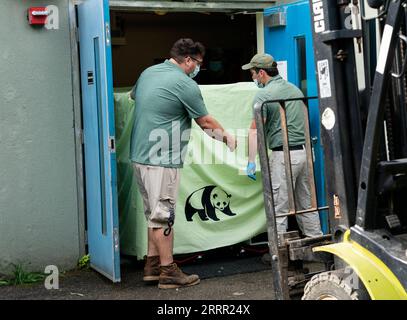 230426 -- MEMPHIS, le 26 avril 2023 -- des membres du personnel transfèrent une cage chargée de panda géant ya ya au zoo de Memphis à Memphis, aux États-Unis, le 26 avril 2023. Le panda géant femelle ya ya ya a quitté le zoo de Memphis ici mercredi matin pour un vol de retour en Chine. Le départ de ya ya ya est venu après 20 ans de séjour au zoo de Memphis, Tennessee. Comme convenu par les parties chinoise et américaine, elle embarquera dans un avion pour Shanghai. US-MEMPHIS-GÉANT PANDA YA YA-CHINE-RETOUR LIUXJIE PUBLICATIONXNOTXINXCHN Banque D'Images