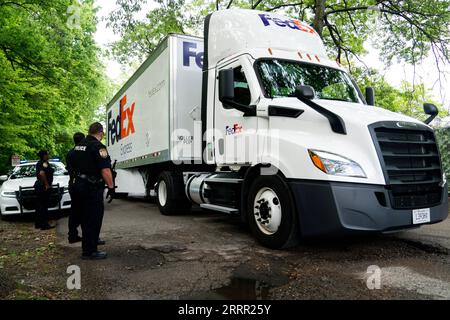 230426 -- MEMPHIS, le 26 avril 2023 -- Un véhicule transportant le panda géant ya ya quitte le zoo de Memphis pour l'aéroport de Memphis, aux États-Unis, le 26 avril 2023. Le panda géant femelle ya ya ya a quitté le zoo de Memphis ici mercredi matin pour un vol de retour en Chine. Le départ de ya ya ya est venu après 20 ans de séjour au zoo de Memphis, Tennessee. Comme convenu par les parties chinoise et américaine, elle embarquera dans un avion pour Shanghai. US-MEMPHIS-GÉANT PANDA YA YA-CHINE-RETOUR LIUXJIE PUBLICATIONXNOTXINXCHN Banque D'Images