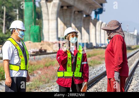 230428 -- BANGKOK, le 28 avril 2023 -- Pannaros Boonserm C travaille sur un chantier de construction du chemin de fer Chine-Thaïlande dans la province de Nakhon Ratchasima, Thaïlande, le 23 février 2023. Pannaros Boonserm, 33 ans, est traducteur dans une société de supervision pour la première section du projet ferroviaire sino-thaïlandais. Le chemin de fer sino-thaïlandais, un élément important du réseau ferroviaire transasiatique, sera le premier chemin de fer à grande vitesse à écartement standard de Thaïlande. La première section, reliant la capitale thaïlandaise Bangkok à la province de Nakhon Ratchasima, dans laquelle Pannaros vit pour le moment avec ses grands-parents, est expe Banque D'Images