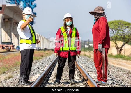 230428 -- BANGKOK, le 28 avril 2023 -- Pannaros Boonserm C travaille sur un chantier de construction du chemin de fer Chine-Thaïlande dans la province de Nakhon Ratchasima, Thaïlande, le 23 février 2023. Pannaros Boonserm, 33 ans, est traducteur dans une société de supervision pour la première section du projet ferroviaire sino-thaïlandais. Le chemin de fer sino-thaïlandais, un élément important du réseau ferroviaire transasiatique, sera le premier chemin de fer à grande vitesse à écartement standard de Thaïlande. La première section, reliant la capitale thaïlandaise Bangkok à la province de Nakhon Ratchasima, dans laquelle Pannaros vit pour le moment avec ses grands-parents, est expe Banque D'Images