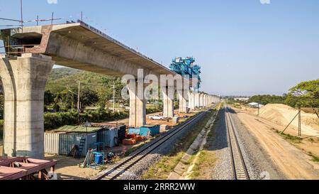 230428 -- BANGKOK, le 28 avril 2023 -- cette photo aérienne prise le 23 février 2023 montre un chantier de construction du chemin de fer Chine-Thaïlande dans la province de Nakhon Ratchasima, en Thaïlande. Pannaros Boonserm, 33 ans, est traducteur dans une société de supervision pour la première section du projet ferroviaire sino-thaïlandais. Le chemin de fer sino-thaïlandais, un élément important du réseau ferroviaire transasiatique, sera le premier chemin de fer à grande vitesse à écartement standard de Thaïlande. La première section, reliant la capitale thaïlandaise Bangkok à la province de Nakhon Ratchasima, dans laquelle Pannaros vit pour le moment avec ses grands-parents, est e Banque D'Images