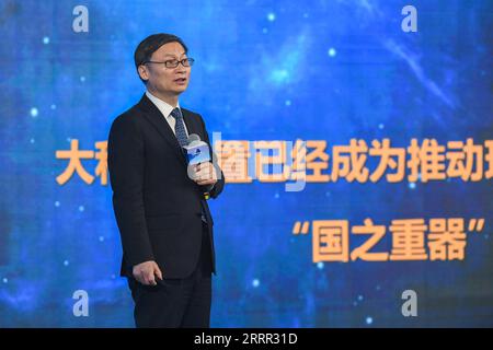 230428 -- SHENZHEN, le 28 avril 2023 -- Han Jiecai, membre permanent de l'Institut de technologie Harbin, prononce un discours lors du Forum de la ville scientifique de Guangming à Shenzhen, dans la province du Guangdong du sud de la Chine, le 27 avril 2023. Le premier Forum de Guangming Science City a débuté jeudi à Shenzhen. CHINA-SHENZHEN-GUANGMING SCIENCE CITY FORUM CN LIANGXXU PUBLICATIONXNOTXINXCHN Banque D'Images