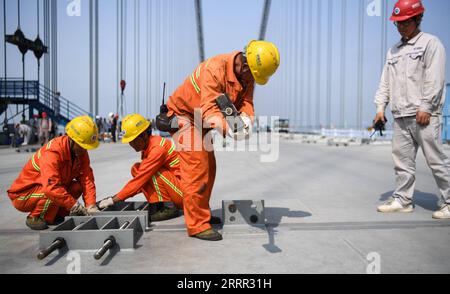 230428 -- GUANGZHOU, 28 avril 2023 -- les travailleurs assemblent une poutre-caisson sur le site de construction du pont de Lingdingyang, qui fait partie de la liaison Shenzhen-Zhongshan dans la province du Guangdong du sud de la Chine, le 28 avril 2023. Le pont de Lingdingyang, un élément clé de la liaison Shenzhen-Zhongshan, a obtenu ses derniers segments rejoints vendredi. La section de pont de la liaison est d'environ 17 kilomètres de long avec huit voies. D’une longueur totale de 24 kilomètres, le projet devrait être ouvert à la circulation en 2024. CHINA-GUANGDONG-LINGDINGYANG BRIDGE-CONSTRUCTION CN DENGXHUA PUBLICATIONXNOTXINXCHN Banque D'Images