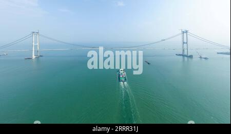 230428 -- GUANGZHOU, le 28 avril 2023 -- cette photo aérienne prise le 27 avril 2023 montre le pont de Lingdingyang, qui fait partie de la liaison Shenzhen-Zhongshan dans la province du Guangdong du sud de la Chine. Le pont de Lingdingyang, un élément clé de la liaison Shenzhen-Zhongshan, a obtenu ses derniers segments rejoints vendredi. La section de pont de la liaison est d'environ 17 kilomètres de long avec huit voies. D’une longueur totale de 24 kilomètres, le projet devrait être ouvert à la circulation en 2024. CHINA-GUANGDONG-LINGDINGYANG BRIDGE-CONSTRUCTION CN DENGXHUA PUBLICATIONXNOTXINXCHN Banque D'Images