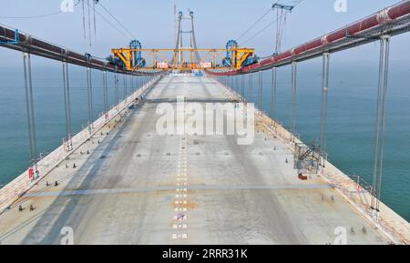 230428 -- GUANGZHOU, le 28 avril 2023 -- cette photo aérienne prise le 28 avril 2023 montre le chantier du pont de Lingdingyang, qui fait partie de la liaison Shenzhen-Zhongshan dans la province du Guangdong du sud de la Chine. Le pont de Lingdingyang, un élément clé de la liaison Shenzhen-Zhongshan, a obtenu ses derniers segments rejoints vendredi. La section de pont de la liaison est d'environ 17 kilomètres de long avec huit voies. D’une longueur totale de 24 kilomètres, le projet devrait être ouvert à la circulation en 2024. CHINA-GUANGDONG-LINGDINGYANG BRIDGE-CONSTRUCTION CN DENGXHUA PUBLICATIONXNOTXINXCHN Banque D'Images