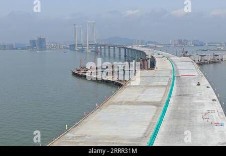 230428 -- GUANGZHOU, le 28 avril 2023 -- cette photo aérienne prise le 28 avril 2023 montre le chantier de construction d'un pont qui constitue la liaison Shenzhen-Zhongshan dans la province du Guangdong du sud de la Chine. Le pont de Lingdingyang, un élément clé de la liaison Shenzhen-Zhongshan, a obtenu ses derniers segments rejoints vendredi. La section de pont de la liaison est d'environ 17 kilomètres de long avec huit voies. D’une longueur totale de 24 kilomètres, le projet devrait être ouvert à la circulation en 2024. CHINA-GUANGDONG-LINGDINGYANG BRIDGE-CONSTRUCTION CN DENGXHUA PUBLICATIONXNOTXINXCHN Banque D'Images