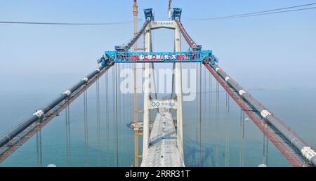 230428 -- GUANGZHOU, le 28 avril 2023 -- cette photo aérienne prise le 28 avril 2023 montre le chantier du pont de Lingdingyang, qui fait partie de la liaison Shenzhen-Zhongshan dans la province du Guangdong du sud de la Chine. Le pont de Lingdingyang, un élément clé de la liaison Shenzhen-Zhongshan, a obtenu ses derniers segments rejoints vendredi. La section de pont de la liaison est d'environ 17 kilomètres de long avec huit voies. D’une longueur totale de 24 kilomètres, le projet devrait être ouvert à la circulation en 2024. CHINA-GUANGDONG-LINGDINGYANG BRIDGE-CONSTRUCTION CN DENGXHUA PUBLICATIONXNOTXINXCHN Banque D'Images