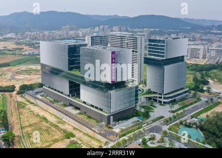 230428 -- SHENZHEN, le 28 avril 2023 -- cette photo aérienne prise le 17 avril 2023 montre une partie de la Cité des Sciences de Guangming à Shenzhen, dans la province du Guangdong du sud de la Chine. Le premier Forum de Guangming Science City a débuté jeudi à Shenzhen. CHINA-SHENZHEN-GUANGMING SCIENCE CITY FORUM CN LIANGXXU PUBLICATIONXNOTXINXCHN Banque D'Images