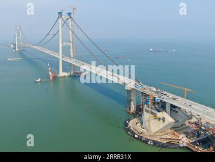 230428 -- GUANGZHOU, le 28 avril 2023 -- cette photo aérienne prise le 27 avril 2023 montre le chantier du pont de Lingdingyang, qui fait partie de la liaison Shenzhen-Zhongshan dans la province du Guangdong du sud de la Chine. Le pont de Lingdingyang, un élément clé de la liaison Shenzhen-Zhongshan, a obtenu ses derniers segments rejoints vendredi. La section de pont de la liaison est d'environ 17 kilomètres de long avec huit voies. D’une longueur totale de 24 kilomètres, le projet devrait être ouvert à la circulation en 2024. CHINA-GUANGDONG-LINGDINGYANG BRIDGE-CONSTRUCTION CN DENGXHUA PUBLICATIONXNOTXINXCHN Banque D'Images