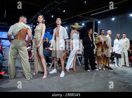 230429 -- TORONTO, le 29 avril 2023 -- des mannequins présentent des créations à l'événement Fashion Art Toronto 2023 à Toronto, Canada, le 28 avril 2023. Photo de /Xinhua CANADA-TORONTO-FASHION ART SHOW ZouxZheng PUBLICATIONxNOTxINxCHN Banque D'Images