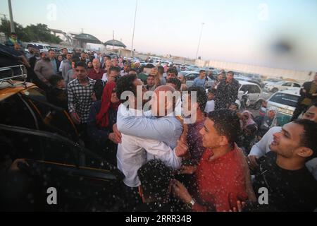 230428 -- GAZA, le 28 avril 2023 -- Un palestinien évacué du Soudan est accueilli par ses proches au poste frontalier de Rafah, dans la ville de Rafah, dans le sud de la bande de Gaza, le 28 avril 2023. Environ 180 Palestiniens qui avaient été évacués du Soudan ravagé par le conflit vers l'Égypte sont arrivés dans l'enclave côtière tard vendredi, a déclaré le ministère de l'intérieur dirigé par le Hamas. Photo de /Xinhua MIDEAST-GAZA-RAFAH-SOUDAN-ÉVACUATION KhaledxOmar PUBLICATIONxNOTxINxCHN Banque D'Images