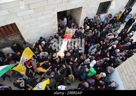 230429 -- BETHLÉEM, le 29 avril 2023 -- des personnes en deuil portent le corps de l'adolescent palestinien Omran Al-Sabbah lors de ses funérailles, dans le village de Tuqu près de la ville de Bethléem en Cisjordanie, le 29 avril 2023. Un adolescent palestinien a été tué vendredi par des soldats israéliens lors d'affrontements dans le village de Tuqu près de la ville de Bethléem en Cisjordanie, ont indiqué des sources palestiniennes et israéliennes. Photo de /Xinhua MIDEAST-BETHLEHEM-FUNERAL MamounxWazwaz PUBLICATIONxNOTxINxCHN Banque D'Images