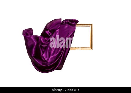 Tissu satiné violet volant dévoilant un cadre doré. Cadre en lévitation, maquette pour présentation ou affichage. Banque D'Images