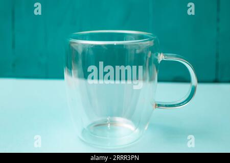 Double tasse en verre sur fond bleu, mise au point douce en gros plan Banque D'Images