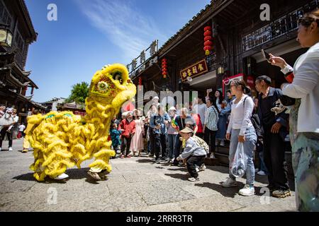 230501 -- PÉKIN, le 1 mai 2023 -- des touristes regardent danser le lion dans l'ancienne ville de Hong an dans le comté autonome de Xiushan Tujia et Miao, au sud-ouest de la Chine, Chongqing, le 30 avril 2023. Photo par /Xinhua Xinhua titres : les 7 villes chinoises qui gagnent le cœur des touristes pour les voyages de vacances HuxCheng PUBLICATIONxNOTxINxCHN Banque D'Images