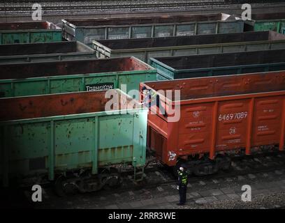 230501 -- COL d'ALATAW, le 1 mai 2023 -- Cui Hongwu Upper et son collègue inspectent un train pendant une patrouille au col d'Alataw, dans la région autonome ouïgoure du Xinjiang, au nord-ouest de la Chine, le 4 avril 2023. Alataw Pass est un port terrestre majeur à la frontière sino-kazakhe dans la région autonome ouïgoure du Xinjiang au nord-ouest de la Chine. CUI Hongwu, un fonctionnaire de la station d'inspection frontalière du port, travaille depuis plus de 10 ans. Ici, il a rencontré sa femme Liu Xin, qui est sa collègue et travaille comme maître-chien de police. Au cours des dernières années, le col d'Alataw a connu un nombre croissant et une fréquence accélérée de et d'arrivée Banque D'Images