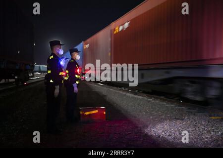 230501 -- COL d'ALATAW, 1 mai 2023 -- Cui Hongwu et son collègue travaillent au col d'Alataw, dans la région autonome ouïgoure du Xinjiang, au nord-ouest de la Chine, le 4 avril 2023. Alataw Pass est un port terrestre majeur à la frontière sino-kazakhe dans la région autonome ouïgoure du Xinjiang au nord-ouest de la Chine. CUI Hongwu, un fonctionnaire de la station d'inspection frontalière du port, travaille depuis plus de 10 ans. Ici, il a rencontré sa femme Liu Xin, qui est sa collègue et travaille comme maître-chien de police. Au cours des dernières années, le col d'Alataw a vu un nombre croissant et une fréquence croissante de voyages en train à l'arrivée et à l'arrivée, ce qui mea Banque D'Images