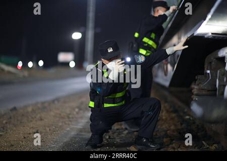 230501 -- COL d'ALATAW, le 1 mai 2023 -- le front de Cui Hongwu et son collègue inspectent un train lors d'une patrouille au col d'Alataw, dans la région autonome ouïgoure du Xinjiang, au nord-ouest de la Chine, le 4 avril 2023. Alataw Pass est un port terrestre majeur à la frontière sino-kazakhe dans la région autonome ouïgoure du Xinjiang au nord-ouest de la Chine. CUI Hongwu, un fonctionnaire de la station d'inspection frontalière du port, travaille depuis plus de 10 ans. Ici, il a rencontré sa femme Liu Xin, qui est sa collègue et travaille comme maître-chien de police. Au cours des dernières années, le col d'Alataw a connu un nombre croissant et une fréquence accélérée de et d'arrivée Banque D'Images