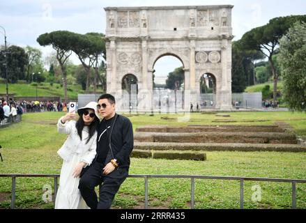 230501 -- ROME, le 1 mai 2023 -- des touristes chinois prennent des selfies près de l'Arc de Constantin à Rome, Italie, le 1 mai 2023. ITALIE-ROME-TOURISTES CHINOIS JinxMamengni PUBLICATIONxNOTxINxCHN Banque D'Images