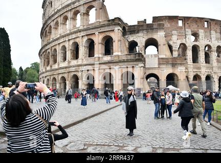 230501 -- ROME, le 1 mai 2023 -- Un touriste chinois pose pour des photos au Colosseo de Rome, Italie, le 1 mai 2023. ITALIE-ROME-TOURISTES CHINOIS JinxMamengni PUBLICATIONxNOTxINxCHN Banque D'Images
