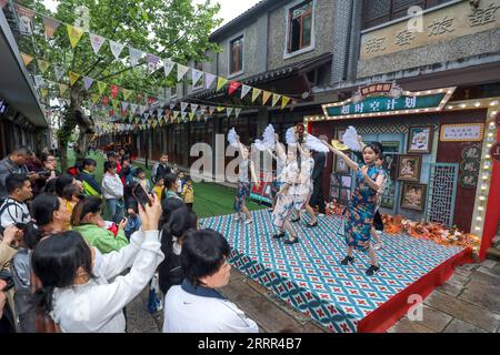 230502 -- HANGZHOU, le 2 mai 2023 -- les gens regardent une représentation de style rétro à Pingyao Old Street dans le district de Yuhang à Hangzhou, dans la province du Zhejiang de l'est de la Chine, le 29 avril 2023. La Chine assiste à un boom des voyages pendant les cinq jours de vacances du 1er mai de cette année. CHINE-MAI JOUR DE VACANCES-TOURISME CULTUREL CN XUXYU PUBLICATIONXNOTXINXCHN Banque D'Images