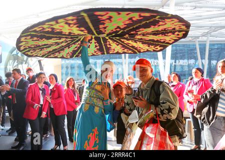 230502 -- PÉKIN, le 2 mai 2023 -- un artiste égyptien exécute une danse folklorique traditionnelle pour accueillir des touristes chinois à l'aéroport international du Caire, au Caire, en Égypte, le 20 janvier 2023. Xinhua Headlines : ressusciter les touristes chinois sortants une aubaine pour le tourisme mondial SuixXiankai PUBLICATIONxNOTxINxCHN Banque D'Images