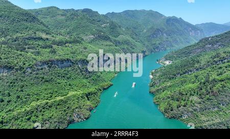 230501 -- YOUYANG, le 1 mai 2023 -- cette photo prise le 30 avril 2023 montre des bateaux naviguant le long de la rivière à Youyang Tujia et dans le comté autonome de Miao, dans le sud-ouest de la municipalité de Chongqing. La Chine assiste à un boom des voyages pendant les cinq jours de vacances du 1er mai de cette année. Photo de /Xinhua CHINA-MAY DAY HOLIDAY-TOURISM CN QiuxHongbin PUBLICATIONxNOTxINxCHN Banque D'Images