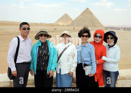 230502 -- GIZEH ÉGYPTE, 2 mai 2023 -- des touristes chinois posent pour des photos alors qu'ils visitent les pyramides de Gizeh à Gizeh, en Égypte, le 28 avril 2023. POUR ALLER AVEC la caractéristique : le retour des touristes chinois contribue au rebond touristique EGYPTE-TOURISME-REBOND-TOURISTES CHINOIS AhmedxGomaa PUBLICATIONxNOTxINxCHN Banque D'Images