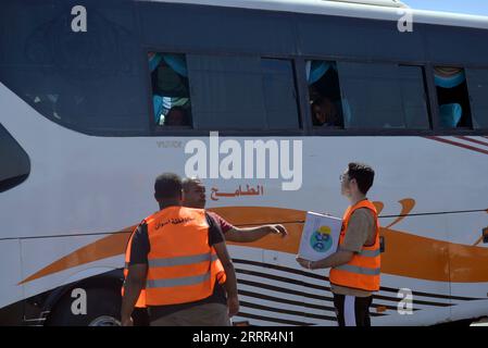 230503 -- ASSOUAN, le 3 mai 2023 -- des membres du personnel fournissent de l'eau aux réfugiés du Soudan, à Assouan, Égypte, le 2 mai 2023. Alors que le conflit armé se poursuivait entre les Forces armées soudanaises SAF et les Forces paramilitaires de soutien rapide RSF, le ministère soudanais de la Santé a annoncé mardi que le nombre de morts avait grimpé à plus de 550. Selon les statistiques de l’ONU, des milliers de citoyens soudanais ont été déplacés ou forcés de chercher refuge dans des zones sûres au Soudan et dans les pays voisins, dont l’Égypte, l’Éthiopie et le Tchad. Photo de /Xinhua EGYPT-ASSOUAN-SOUDAN-ARMED CONFLICT-REFUGEE-AID RadwanxAbuxElmagd PUB Banque D'Images