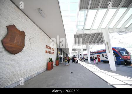 230507 -- BELGRADE, le 7 mai 2023 -- Un train quitte la gare de Novi Sad pour Belgrade, Serbie, le 6 mai 2023. La ligne ferroviaire à grande vitesse Belgrade-Novi Sad de 80 kilomètres de long, construite en Chine, transporte des voyageurs à des vitesses allant jusqu'à 200 kilomètres à l'heure depuis mars 2022. SERBIE-BELGRADE-NOVI SAD-RAILWAY RenxPengfei PUBLICATIONxNOTxINxCHN Banque D'Images