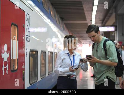 230507 -- BELGRADE, le 7 mai 2023 -- Un passager demande de l'aide à un membre du personnel à la gare de Belgrade en Serbie, le 6 mai 2023. La ligne ferroviaire à grande vitesse Belgrade-Novi Sad de 80 kilomètres de long, construite en Chine, transporte des voyageurs à des vitesses allant jusqu'à 200 kilomètres à l'heure depuis mars 2022. SERBIE-BELGRADE-NOVI SAD-RAILWAY RenxPengfei PUBLICATIONxNOTxINxCHN Banque D'Images