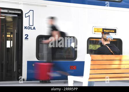 230507 -- BELGRADE, le 7 mai 2023 -- des passagers montent à bord d'un train à destination de Belgrade à la gare de Novi Sad en Serbie, le 6 mai 2023. La ligne ferroviaire à grande vitesse Belgrade-Novi Sad de 80 kilomètres de long, construite en Chine, transporte des voyageurs à des vitesses allant jusqu'à 200 kilomètres à l'heure depuis mars 2022. SERBIE-BELGRADE-NOVI SAD-RAILWAY RenxPengfei PUBLICATIONxNOTxINxCHN Banque D'Images