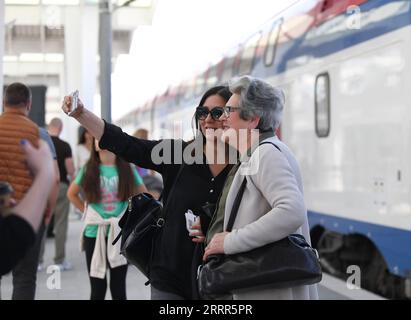 230507 -- BELGRADE, le 7 mai 2023 -- des passagers prennent un selfie à la gare de Novi Sad en Serbie, le 6 mai 2023. La ligne ferroviaire à grande vitesse Belgrade-Novi Sad de 80 kilomètres de long, construite en Chine, transporte des voyageurs à des vitesses allant jusqu'à 200 kilomètres à l'heure depuis mars 2022. SERBIE-BELGRADE-NOVI SAD-RAILWAY RenxPengfei PUBLICATIONxNOTxINxCHN Banque D'Images