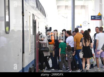 230507 -- BELGRADE, le 7 mai 2023 -- des passagers montent à bord d'un train à destination de Belgrade à la gare de Novi Sad en Serbie, le 6 mai 2023. La ligne ferroviaire à grande vitesse Belgrade-Novi Sad de 80 kilomètres de long, construite en Chine, transporte des voyageurs à des vitesses allant jusqu'à 200 kilomètres à l'heure depuis mars 2022. SERBIE-BELGRADE-NOVI SAD-RAILWAY RenxPengfei PUBLICATIONxNOTxINxCHN Banque D'Images