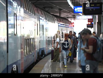 230507 -- BELGRADE, le 7 mai 2023 -- les passagers doivent monter à bord d'un train pour Novi Sad à la gare de Belgrade en Serbie, le 6 mai 2023. La ligne ferroviaire à grande vitesse Belgrade-Novi Sad de 80 kilomètres de long, construite en Chine, transporte des voyageurs à des vitesses allant jusqu'à 200 kilomètres à l'heure depuis mars 2022. SERBIE-BELGRADE-NOVI SAD-RAILWAY RenxPengfei PUBLICATIONxNOTxINxCHN Banque D'Images