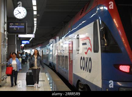 230507 -- BELGRADE, le 7 mai 2023 -- Un train quitte la gare de Belgrade pour Novi Sad, Serbie, le 6 mai 2023. La ligne ferroviaire à grande vitesse Belgrade-Novi Sad de 80 kilomètres de long, construite en Chine, transporte des voyageurs à des vitesses allant jusqu'à 200 kilomètres à l'heure depuis mars 2022. SERBIE-BELGRADE-NOVI SAD-RAILWAY RenxPengfei PUBLICATIONxNOTxINxCHN Banque D'Images