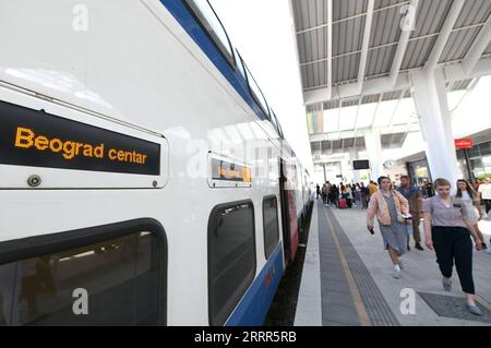 230507 -- BELGRADE, le 7 mai 2023 -- les passagers doivent monter à bord d'un train à destination de Belgrade à la gare de Novi Sad en Serbie, le 6 mai 2023. La ligne ferroviaire à grande vitesse Belgrade-Novi Sad de 80 kilomètres de long, construite en Chine, transporte des voyageurs à des vitesses allant jusqu'à 200 kilomètres à l'heure depuis mars 2022. SERBIE-BELGRADE-NOVI SAD-RAILWAY RenxPengfei PUBLICATIONxNOTxINxCHN Banque D'Images