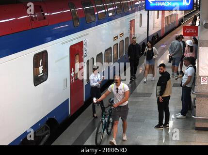 230507 -- BELGRADE, le 7 mai 2023 -- Un train quitte la gare de Belgrade pour Novi Sad, Serbie, le 6 mai 2023. La ligne ferroviaire à grande vitesse Belgrade-Novi Sad de 80 kilomètres de long, construite en Chine, transporte des voyageurs à des vitesses allant jusqu'à 200 kilomètres à l'heure depuis mars 2022. SERBIE-BELGRADE-NOVI SAD-RAILWAY RenxPengfei PUBLICATIONxNOTxINxCHN Banque D'Images
