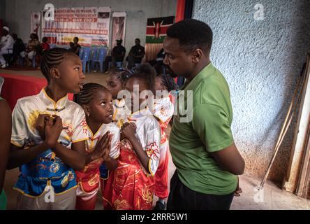 230507 -- KIAMBU, le 7 mai 2023 -- des enfants communiquent avec un enseignant de Kungfu dans le comté de Kiambu, près de Nairobi, Kenya, le 6 mai 2023. POUR ALLER AVEC le Kenya accueille le tournoi de Kungfu au milieu de la popularité croissante du sport SPKENYA-KIAMBU-KUNGFU TOURNOI WangxGuansen PUBLICATIONxNOTxINxCHN Banque D'Images