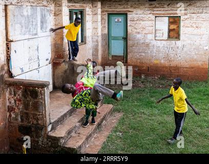 230507 -- KIAMBU, 7 mai 2023 -- des enfants pratiquent des tours de freerunning dans le comté de Kiambu près de Nairobi, Kenya, le 6 mai 2023. POUR ALLER AVEC le Kenya accueille le tournoi de Kungfu au milieu de la popularité croissante du sport SPKENYA-KIAMBU-KUNGFU TOURNOI LixYahui PUBLICATIONxNOTxINxCHN Banque D'Images