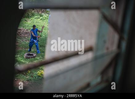 230507 -- KIAMBU, le 7 mai 2023 -- Un pratiquant du kungfu pratique dans le comté de Kiambu, près de Nairobi, Kenya, le 6 mai 2023. POUR ALLER AVEC le Kenya accueille le tournoi de Kungfu au milieu de la popularité croissante du sport SPKENYA-KIAMBU-KUNGFU TOURNOI WangxGuansen PUBLICATIONxNOTxINxCHN Banque D'Images