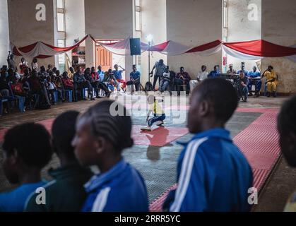 230507 -- KIAMBU, le 7 mai 2023 -- Un pratiquant du Kungfu se produit à la deuxième édition du Championnat du Kenya de Kungfu dans le comté de Kiambu près de Nairobi, au Kenya, le 6 mai 2023. POUR ALLER AVEC le Kenya accueille le tournoi de Kungfu au milieu de la popularité croissante du sport SPKENYA-KIAMBU-KUNGFU TOURNOI WangxGuansen PUBLICATIONxNOTxINxCHN Banque D'Images