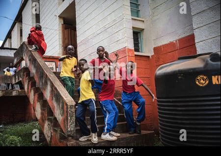 230507 -- KIAMBU, 7 mai 2023 -- des enfants manifestent le kungfu dans le comté de Kiambu près de Nairobi, Kenya, le 6 mai 2023. POUR ALLER AVEC le Kenya accueille le tournoi de Kungfu au milieu de la popularité croissante du sport SPKENYA-KIAMBU-KUNGFU TOURNOI WangxGuansen PUBLICATIONxNOTxINxCHN Banque D'Images