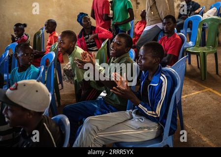 230507 -- KIAMBU, le 7 mai 2023 -- applaudissements pour les concurrents de la deuxième édition du championnat du Kenya Kungfu dans le comté de Kiambu près de Nairobi, Kenya, le 6 mai 2023. POUR ALLER AVEC le Kenya accueille le tournoi de Kungfu au milieu de la popularité croissante du sport SPKENYA-KIAMBU-KUNGFU TOURNOI WangxGuansen PUBLICATIONxNOTxINxCHN Banque D'Images