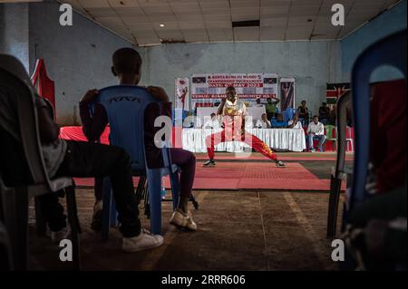 230507 -- KIAMBU, le 7 mai 2023 -- Un pratiquant du Kungfu se produit à la deuxième édition du Championnat du Kenya de Kungfu dans le comté de Kiambu près de Nairobi, au Kenya, le 6 mai 2023. POUR ALLER AVEC le Kenya accueille le tournoi de Kungfu au milieu de la popularité croissante du sport SPKENYA-KIAMBU-KUNGFU TOURNOI WangxGuansen PUBLICATIONxNOTxINxCHN Banque D'Images