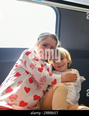 230507 -- BELGRADE, le 7 mai 2023 -- des enfants posent pour une photo dans un train de Belgrade à Novi Sad en Serbie, le 6 mai 2023. La ligne ferroviaire à grande vitesse Belgrade-Novi Sad de 80 kilomètres de long, construite en Chine, transporte des voyageurs à des vitesses allant jusqu'à 200 kilomètres à l'heure depuis mars 2022. SERBIE-BELGRADE-NOVI SAD-RAILWAY RenxPengfei PUBLICATIONxNOTxINxCHN Banque D'Images