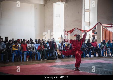 230507 -- KIAMBU, le 7 mai 2023 -- Un pratiquant du Kungfu se produit à la deuxième édition du Championnat du Kenya de Kungfu dans le comté de Kiambu près de Nairobi, au Kenya, le 6 mai 2023. POUR ALLER AVEC le Kenya accueille le tournoi de Kungfu au milieu de la popularité croissante du sport SPKENYA-KIAMBU-KUNGFU TOURNOI WangxGuansen PUBLICATIONxNOTxINxCHN Banque D'Images