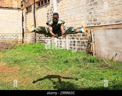 230507 -- KIAMBU, le 7 mai 2023 -- Un pratiquant du kungfu pratique dans le comté de Kiambu, près de Nairobi, Kenya, le 6 mai 2023. POUR ALLER AVEC le Kenya accueille le tournoi de Kungfu au milieu de la popularité croissante du sport SPKENYA-KIAMBU-KUNGFU TOURNOI LixYahui PUBLICATIONxNOTxINxCHN Banque D'Images