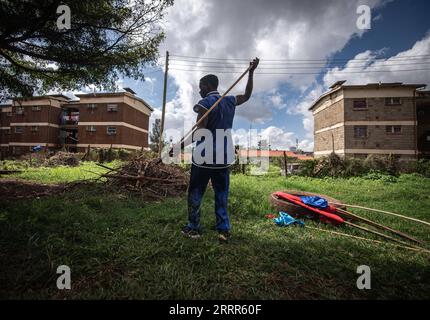 230507 -- KIAMBU, le 7 mai 2023 -- Un pratiquant du kungfu pratique dans le comté de Kiambu, près de Nairobi, Kenya, le 6 mai 2023. POUR ALLER AVEC le Kenya accueille le tournoi de Kungfu au milieu de la popularité croissante du sport SPKENYA-KIAMBU-KUNGFU TOURNOI WangxGuansen PUBLICATIONxNOTxINxCHN Banque D'Images